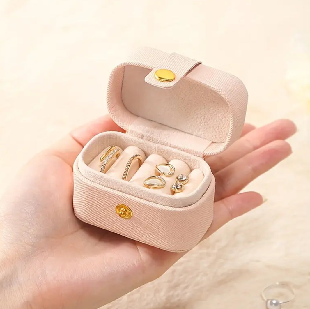 Mini portable jewelry case