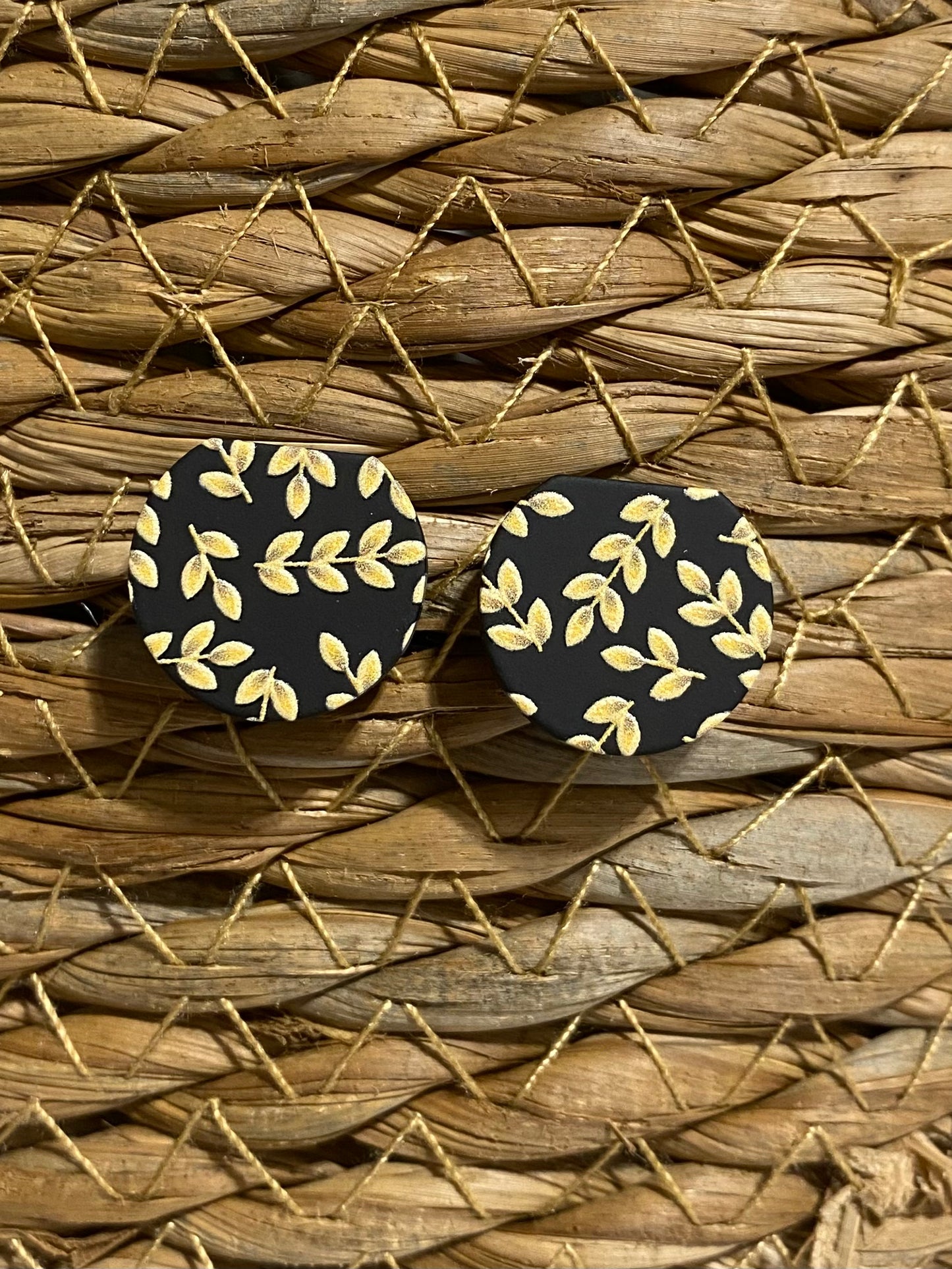 Leaves stud earrings